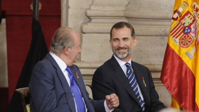 El Rey emérito Juan Carlos I y su hijo, el Rey Felipe VI.