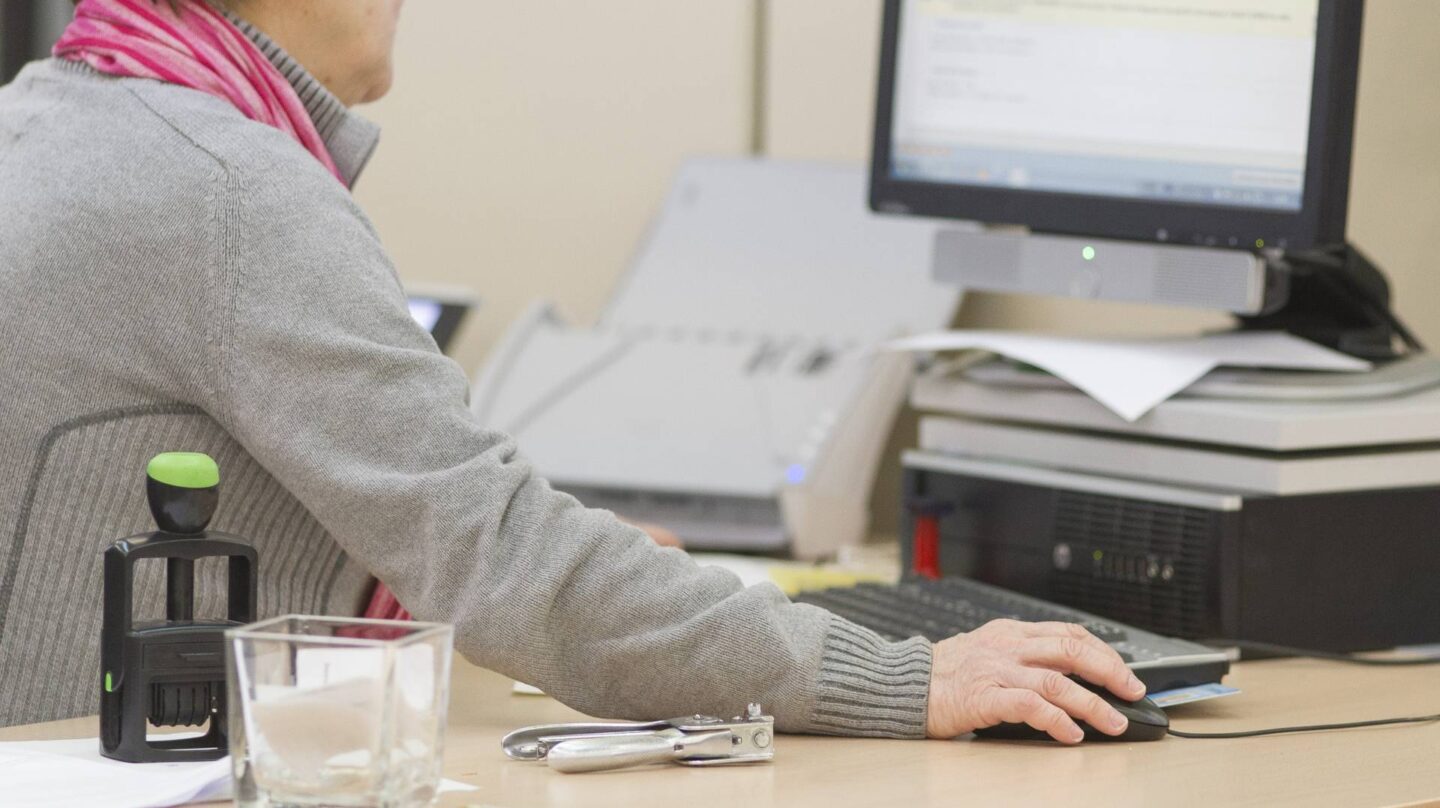 Trabajadora desempeñando su labor en una oficina.