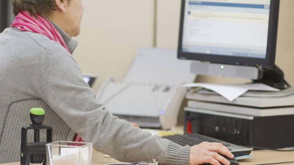 Trabajadora desempeñando su labor en una oficina.