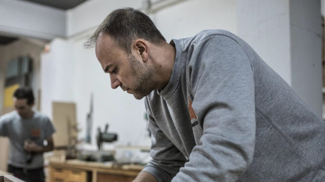trabajador-fabrica Los trabajadores cobran en España 9,1 euros por hora menos que en la Eurozona.