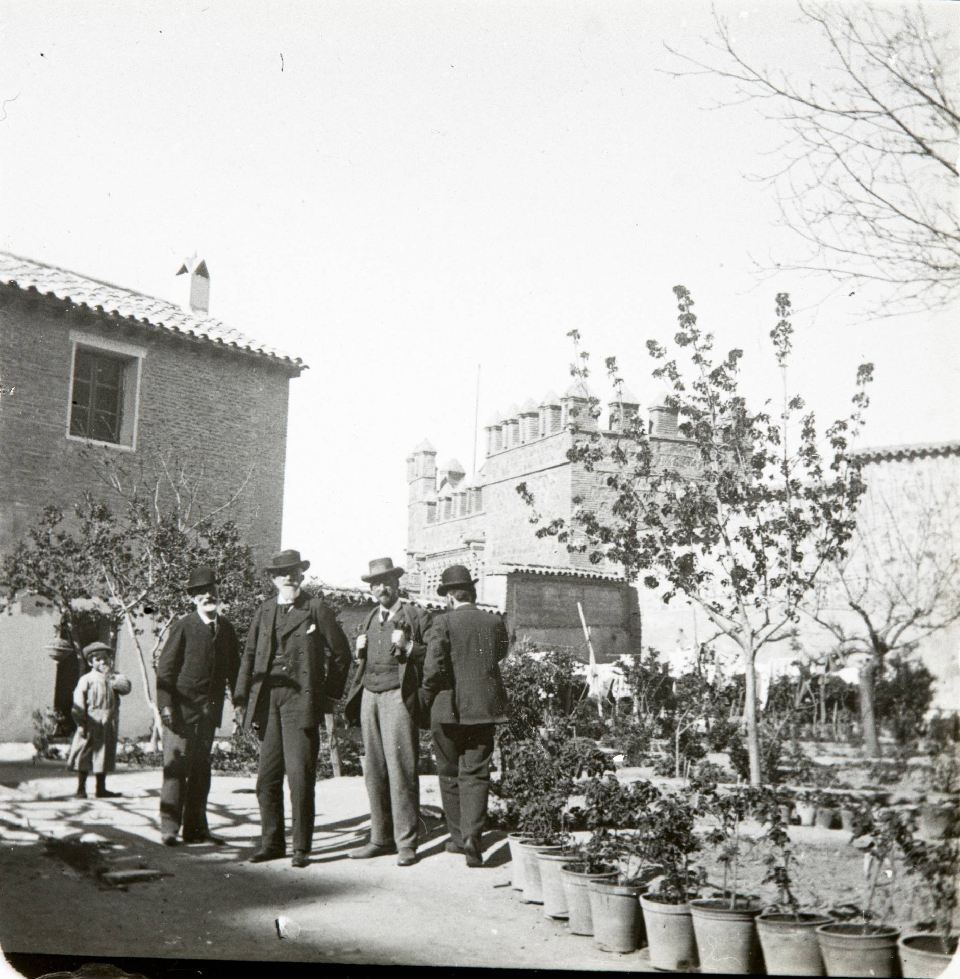 Manuel B. Cossío (segundo por la derecha) y Francisco Giner de los Ríos (cuarto por la derecha).