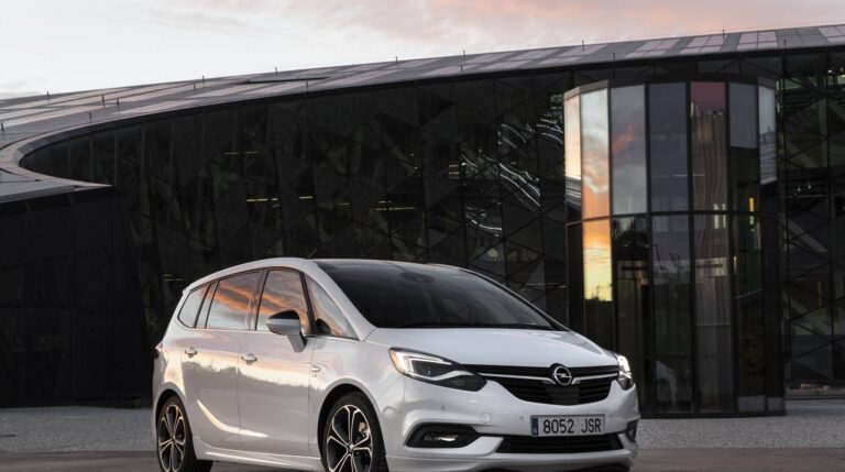 El nuevo Opel Zafira luce un frontal inspirado en el de su hermano, el Astra, para conseguir la buscada imagen de familia Opel.