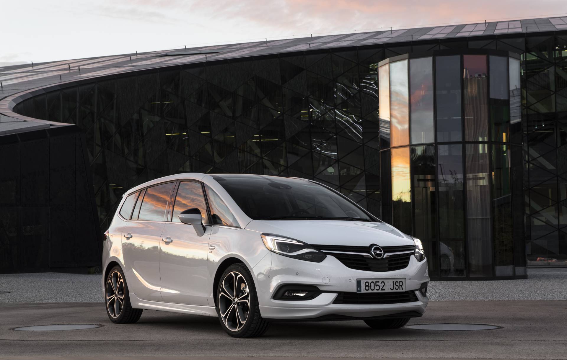 El nuevo Opel Zafira luce un frontal inspirado en el de su hermano, el Astra, para conseguir la buscada imagen de familia Opel.