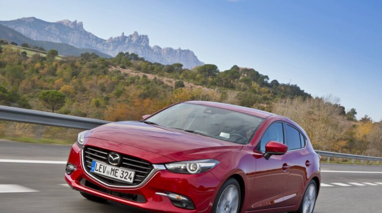 Cambios sutiles A nivel de carrocería, el Mazda3 2017 introduce pequeñas modificaciones centradas en una parrilla rediseñada con efecto tridimensional, embellecedores en los antiniebla y nuevos faros, que pueden ser de LED.