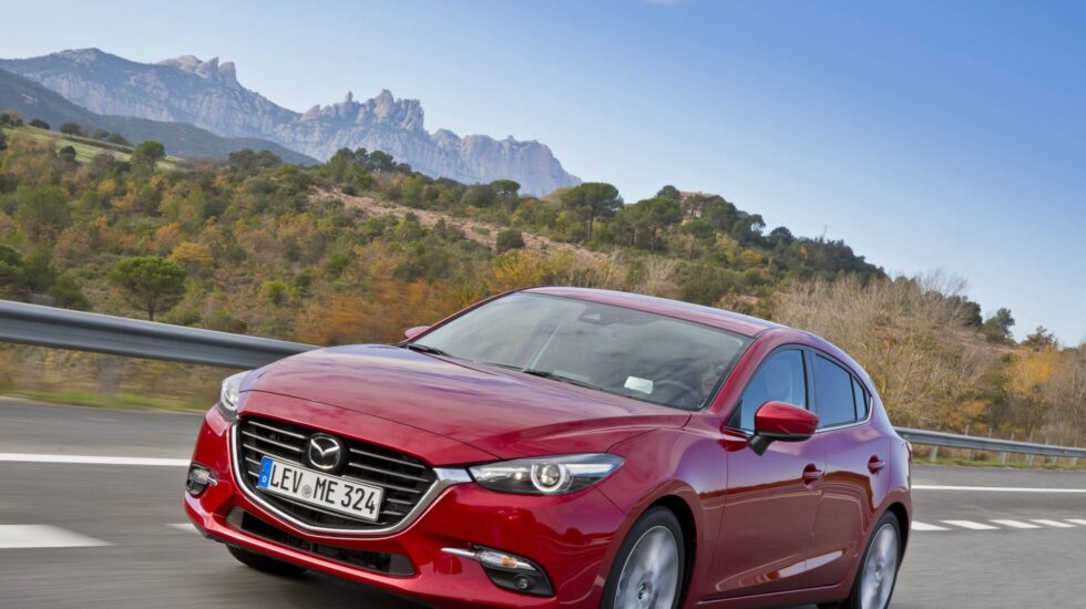 A nivel de carrocería, el Mazda3 2017 introduce pequeñas modificaciones centradas en una parrilla rediseñada con efecto tridimensional, embellecedores en los antiniebla y nuevos faros, que pueden ser de LED.