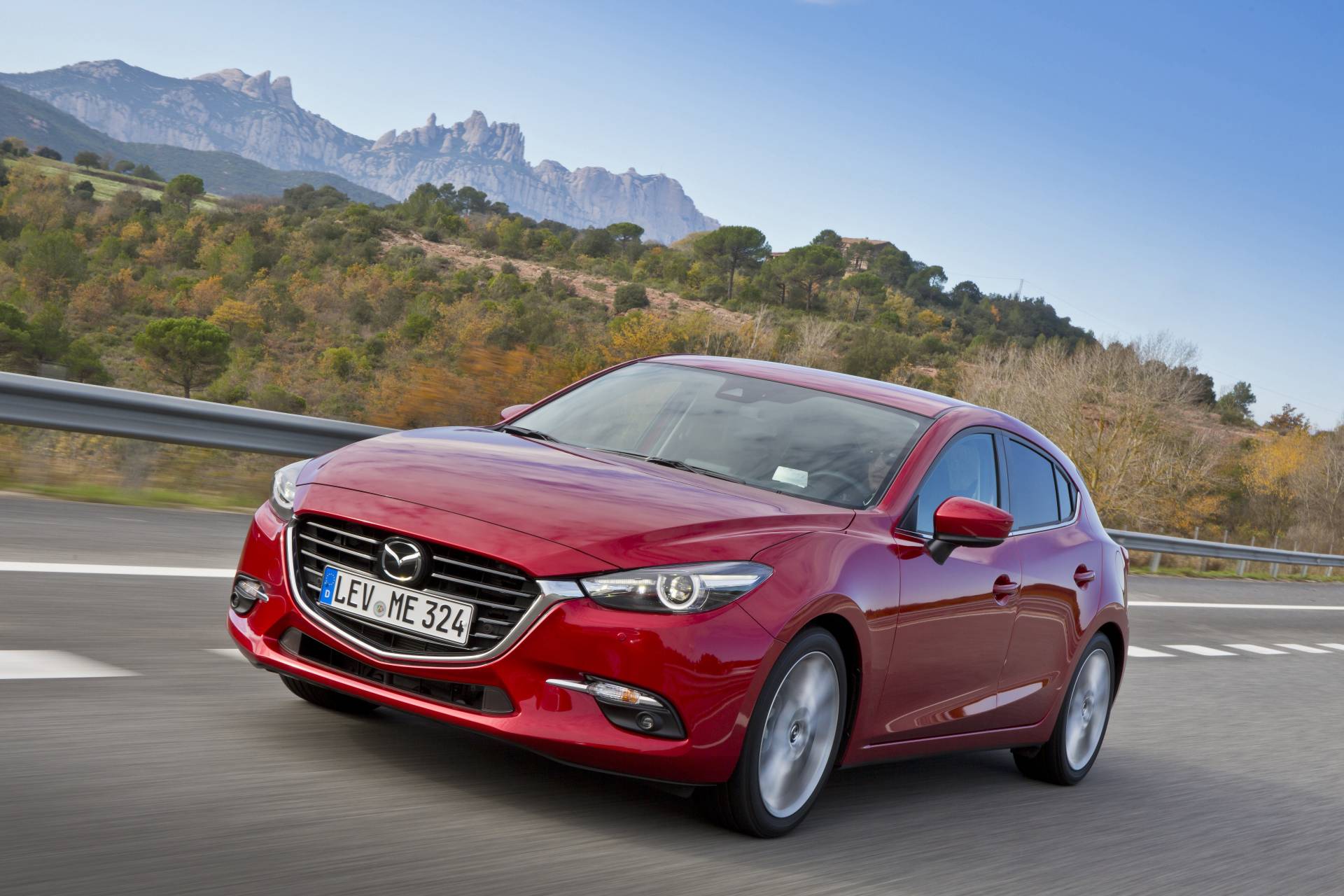 A nivel de carrocería, el Mazda3 2017 introduce pequeñas modificaciones centradas en una parrilla rediseñada con efecto tridimensional, embellecedores en los antiniebla y nuevos faros, que pueden ser de LED.