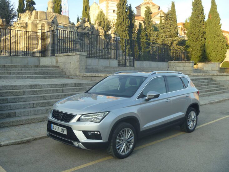 A pesar de una imagen cien por cien todo camino, el Ateca conserva toda la genética de la marca. Su parecido con el Seat León resulta evidente.