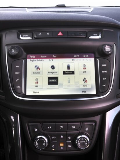 El sistema multimedia IntelliLink con pantalla táctil de 7 pulgadas del Zafira es compatible con las tecnologías Apple Car Play y Android Auto.
