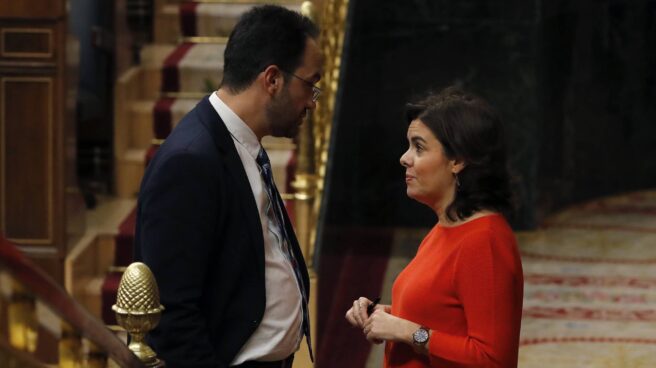 Antonio Hernando y Soraya Sáenz de Santamaría, este miércoles en el Congreso.