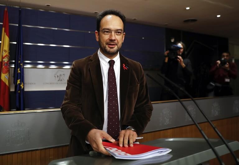 El PSOE da un paso para derogar la Ley Mordaza y exige el alza "inmediata" del 8% del salario mínimo
