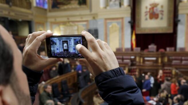 Un ciudadano retrata la tribuna de oradores del Congreso de los Diputados.