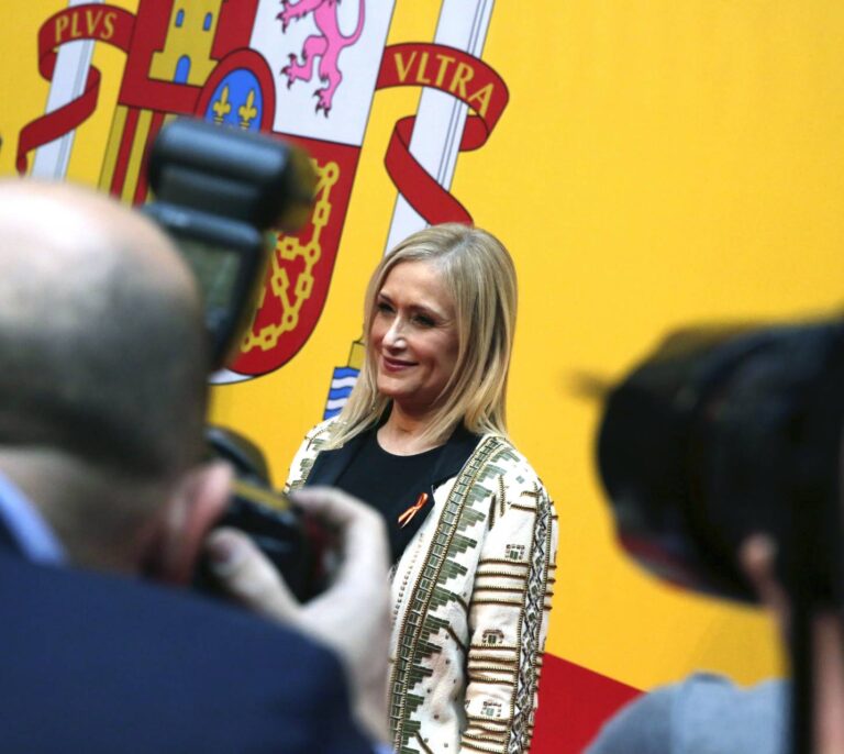 Cifuentes enmienda a Génova y exige primarias en el PP