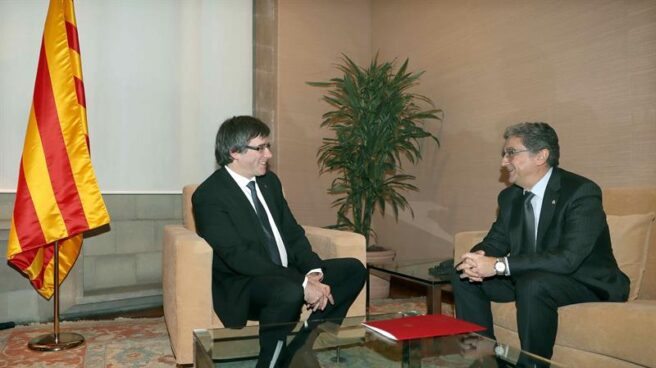 Carles Puigdemont y Enric Millo, durante la reunión.