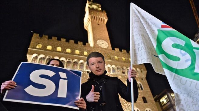 Una persona con una careta con la imagen de Renzi, en el acto final de campaña. en Florencia Una persona con una careta con la imagen de Renzi, en el acto final de campaña del referéndum en Italia.