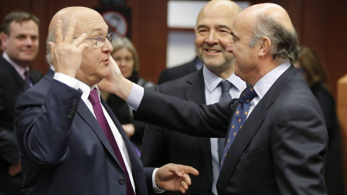 Pierre Moscovici y Luis de Guindos, en la reunión del Eurogrupo.