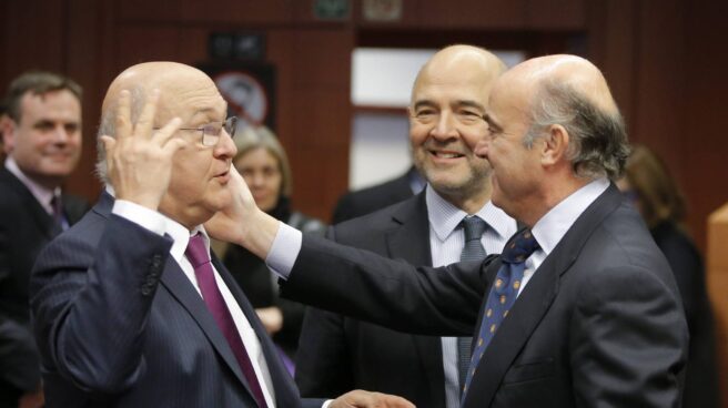 Pierre Moscovici y Luis de Guindos, en la reunión del Eurogrupo.