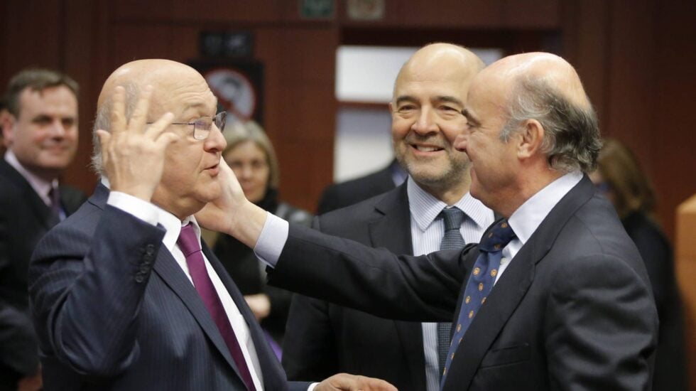 Pierre Moscovici y Luis de Guindos, en la reunión del Eurogrupo.