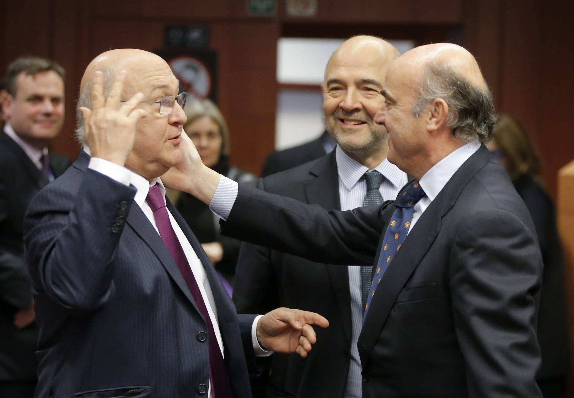 Pierre Moscovici y Luis de Guindos, en la reunión del Eurogrupo.