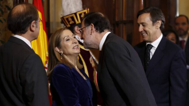 Mariano Rajoy saluda a Ana Pastor en la recepción oficial del Día de la Constitución.