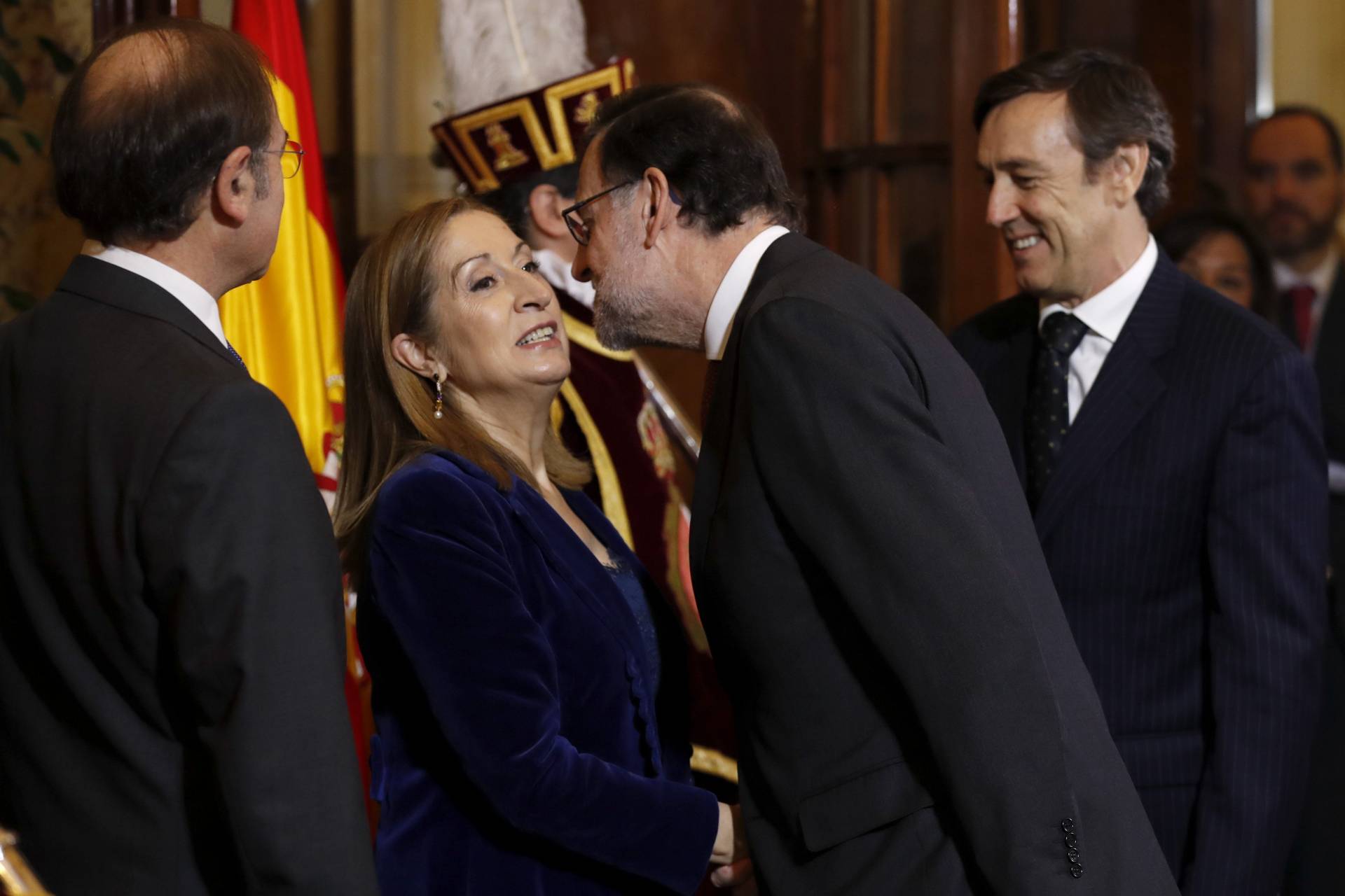 Mariano Rajoy saluda a Ana Pastor en la recepción oficial del Día de la Constitución.