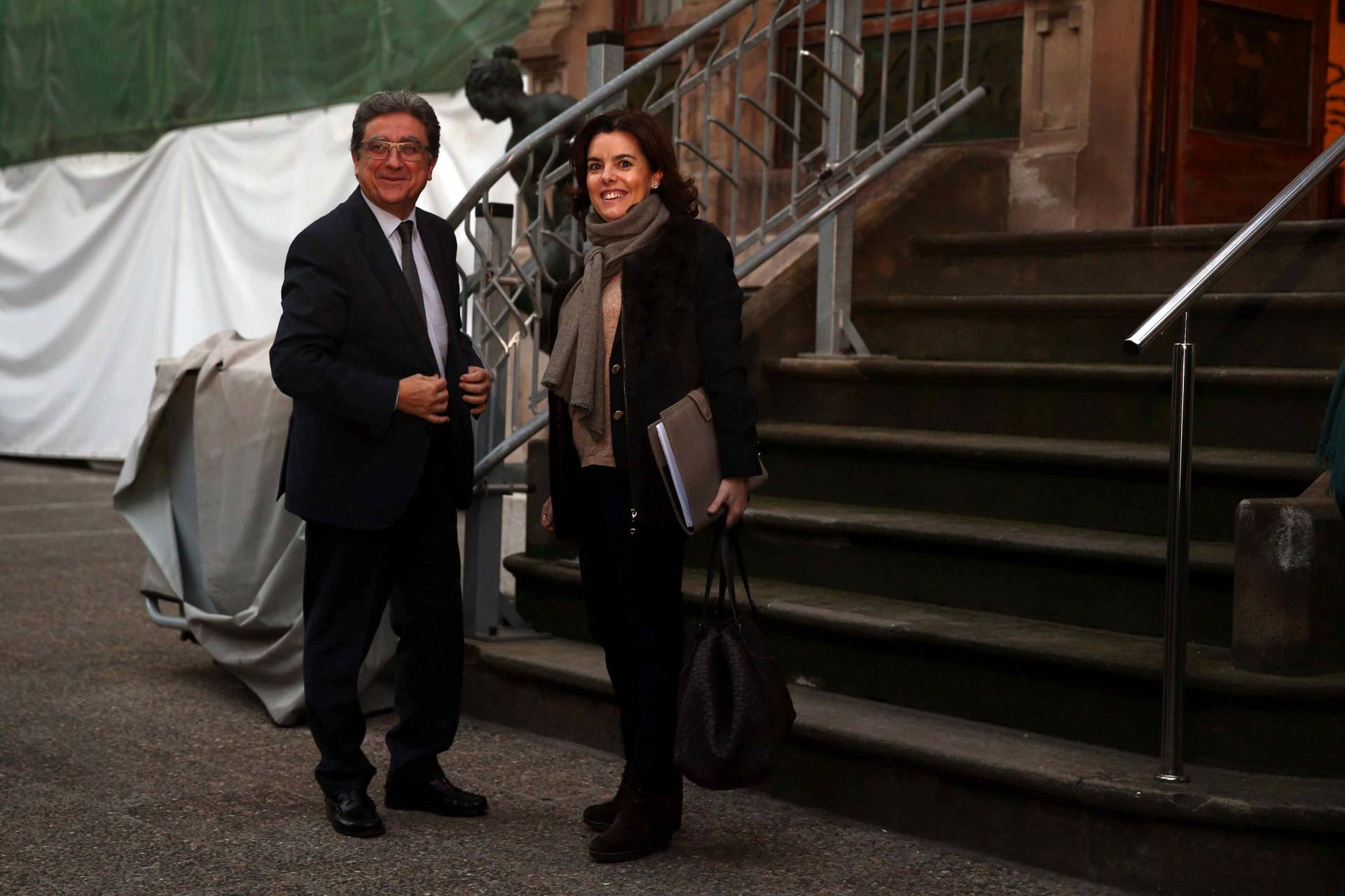 El delegado del Gobierno en Cataluña, Enric Millo, junto a la vicepresidenta del Gobierno, Soraya Sáenz de Santamaría.