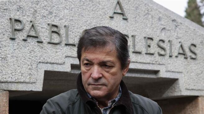 javier_fernandez Javier Fernández, ante la tumba de Pablo Iglesias, el fundador del PSOE.