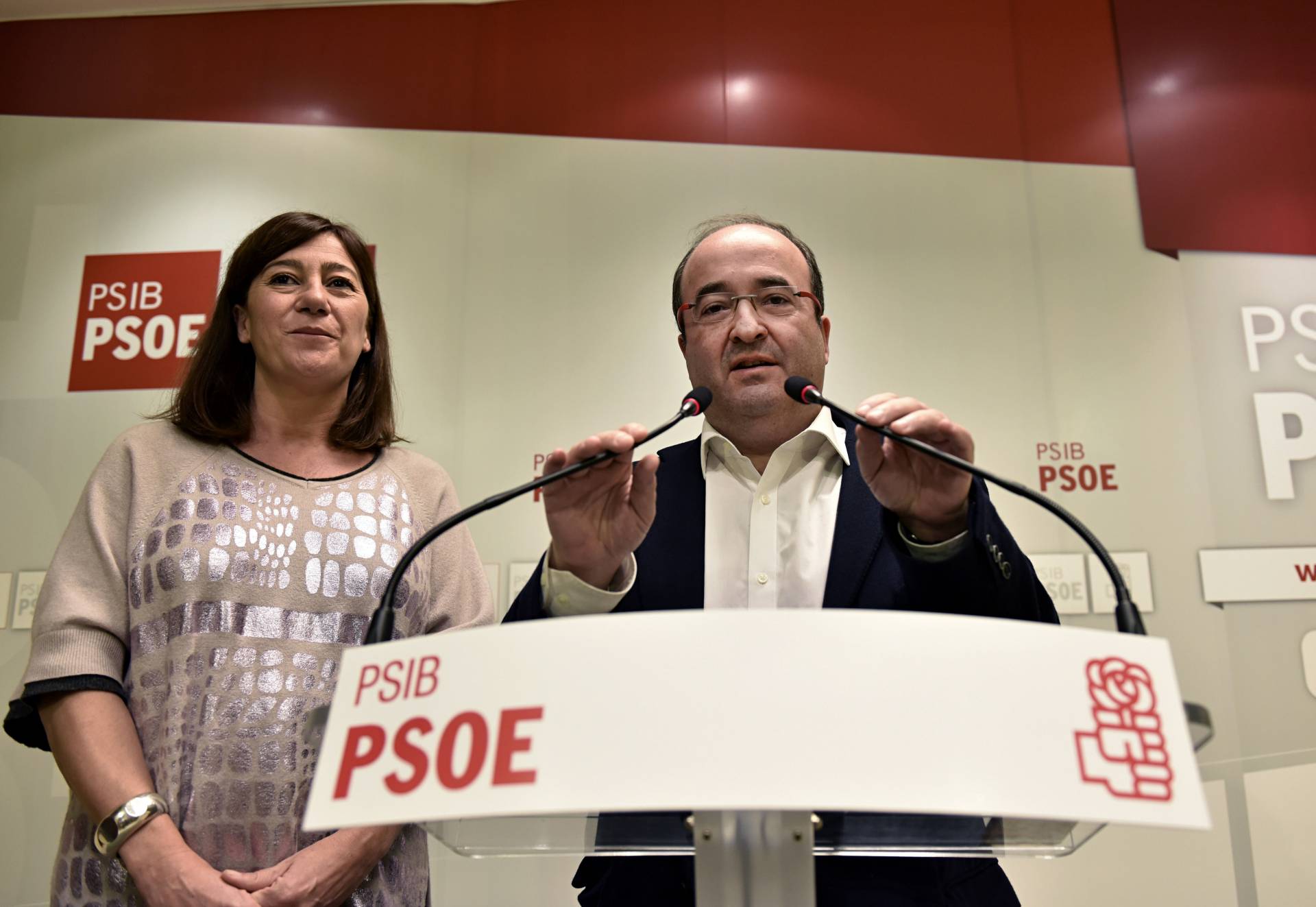 La secretaria general del PSIB-PSOE, Francina Armengol, junto al secretario del PSC, Miquel Iceta.