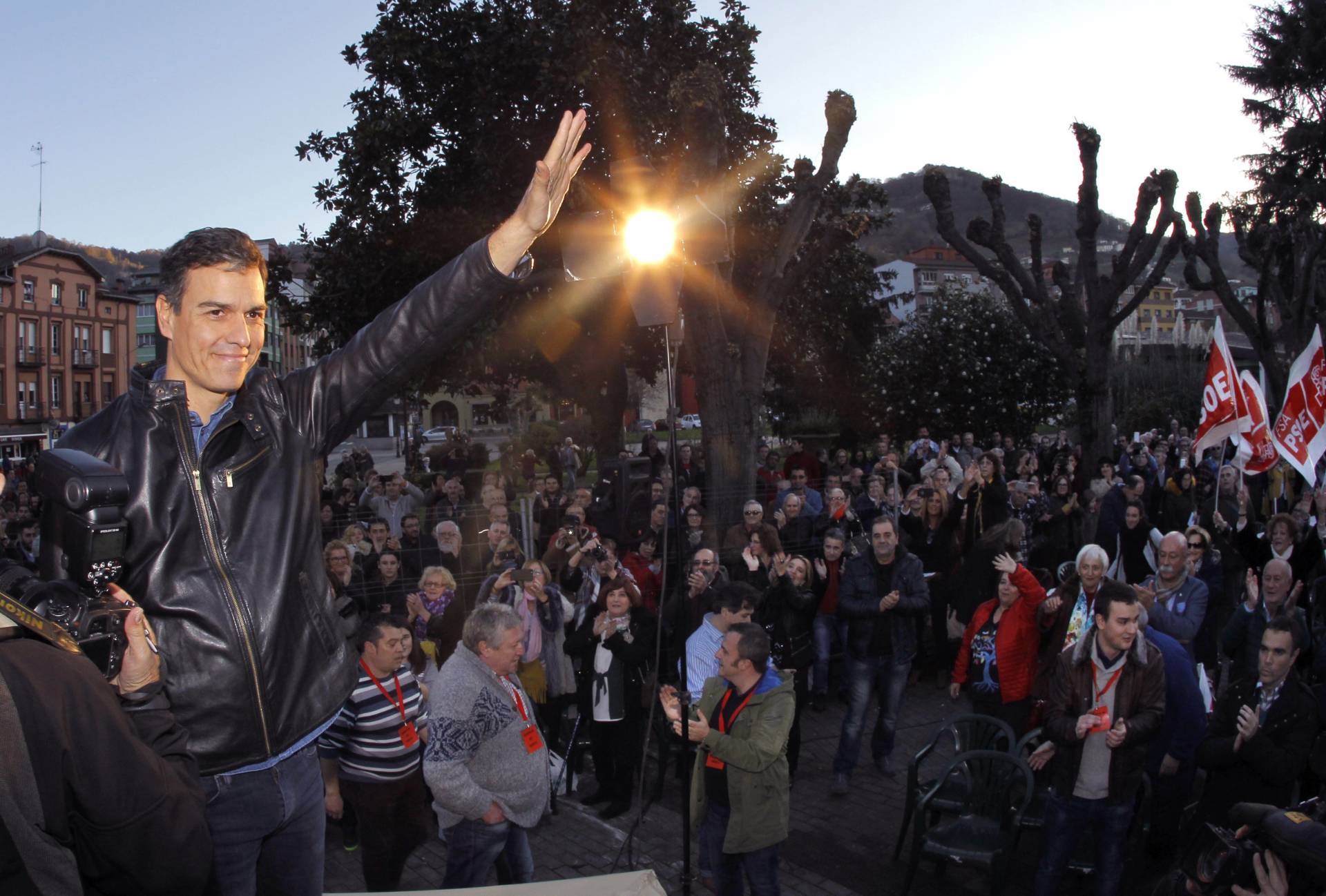 Un Sánchez cada vez más solo, contra la gran coalición: "El PSOE es de izquierdas"