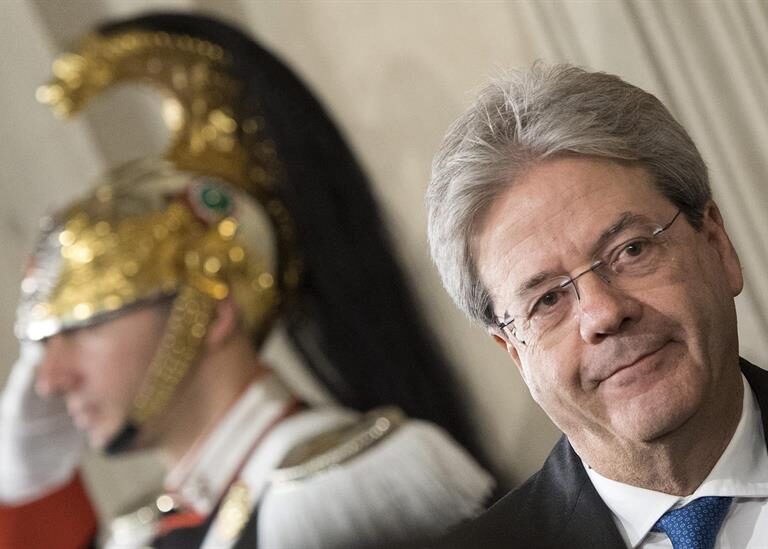 Renzi 'resucita' y se reencarna en Gentiloni