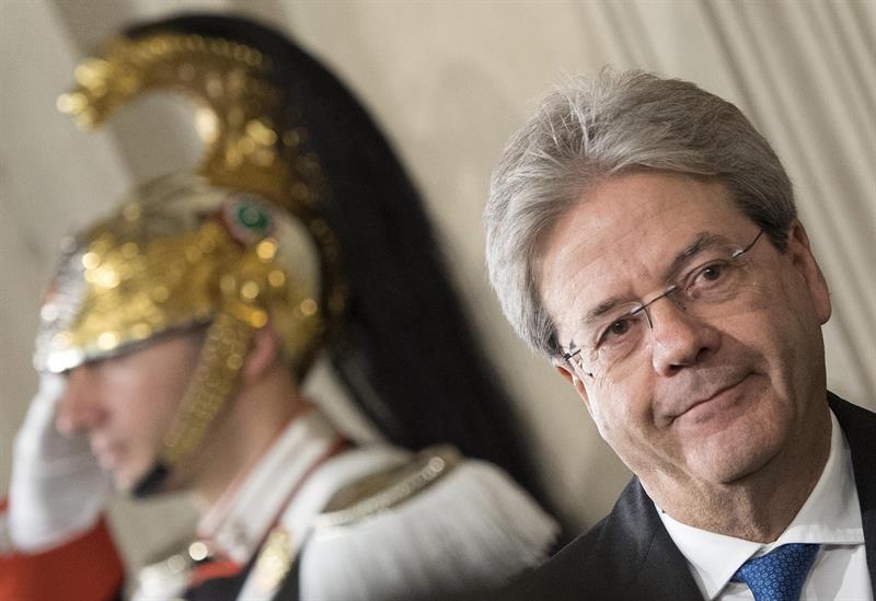 El nuevo primer ministro de Italia, Paolo Gentiloni, en el Quirinale, tras su designación por el presidente Mattarella.