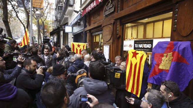 Concentración a las puertas de la Audiencia Nacional en apoyo a los detenidos por la quema de fotos del Rey.