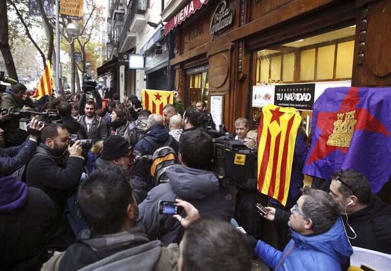 El juez deja en libertad a los detenidos de la CUP por quemar fotos del Rey
