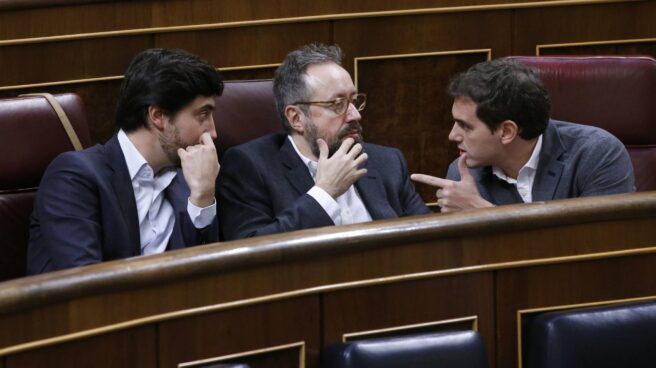 El presidente de Ciudadanos conversa con Juan Carlos Girauta y Toni Roldán. El presidente de Ciudadanos conversa con Juan Carlos Girauta y Toni Roldán.