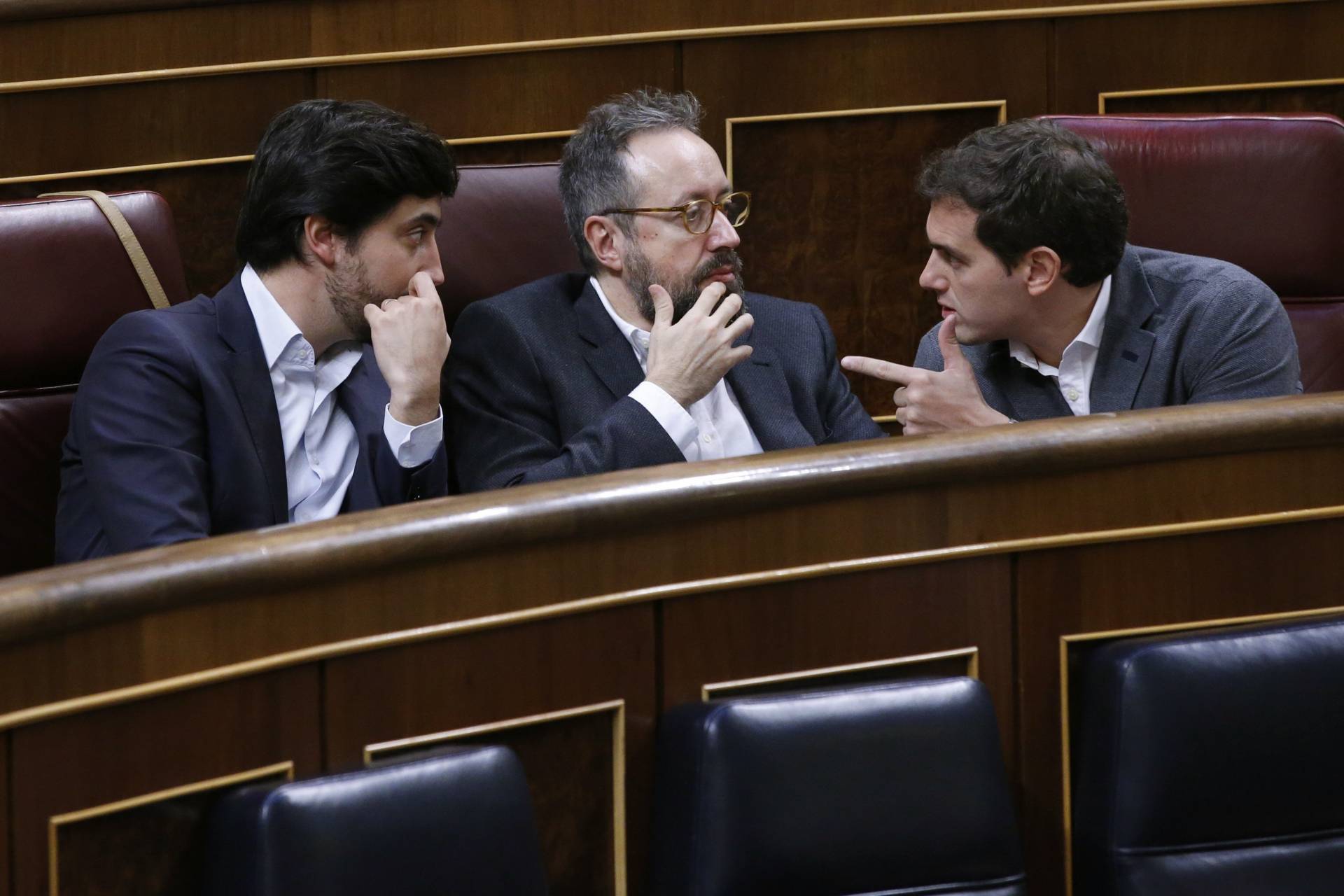 El presidente de Ciudadanos conversa con Juan Carlos Girauta y Toni Roldán.