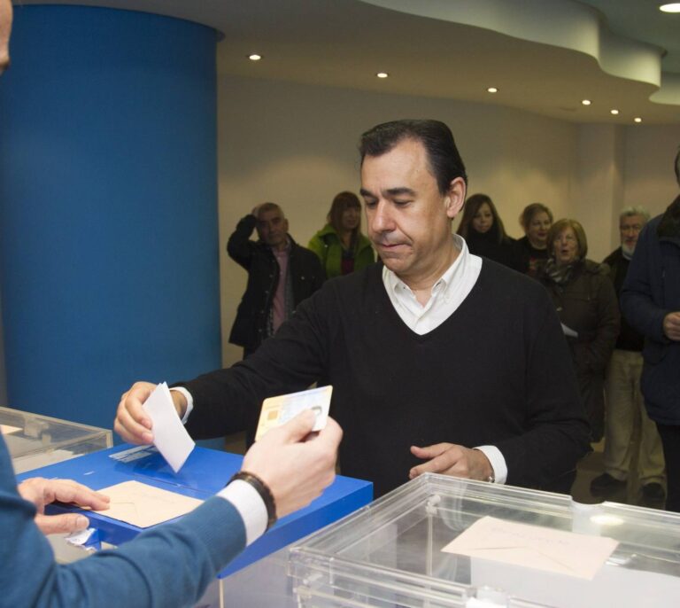 Génova negocia con Madrid y Valencia que prescindan de las primarias e ignora a Aguirre 