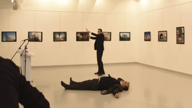El embajador ruso ha sido abatido por los disparos de un policía turco al grito de "no olvidéis Alepo".