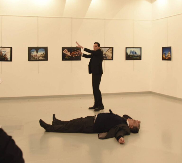 Asesinado el embajador ruso en Turquía al grito de "no olvidéis Alepo"