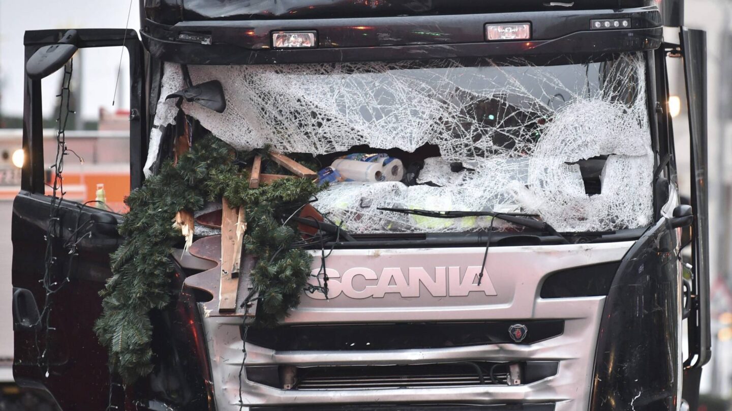 El camión que que arrolló ayer a los visitantes de un mercadillo navideño en el centro de Berlín.