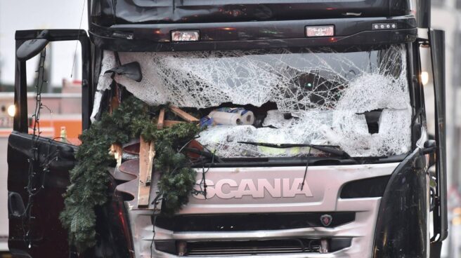 El camión que que arrolló ayer a los visitantes de un mercadillo navideño en el centro de Berlín.