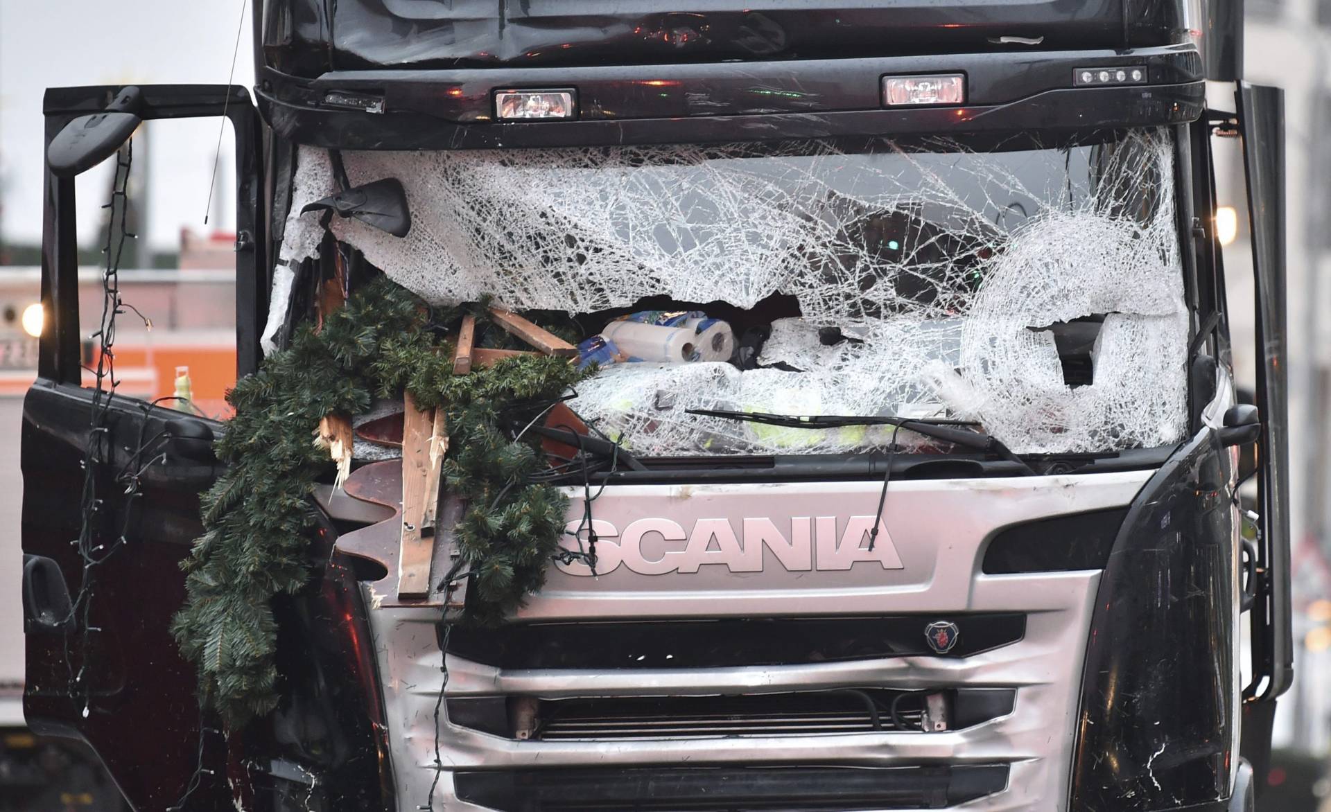El camión que que arrolló ayer a los visitantes de un mercadillo navideño en el centro de Berlín.