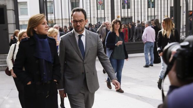 María Dolores de Cospedal y Antonio Hernándo, a la entrada del Congreso.