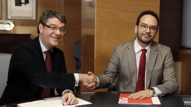 El ministro de Energía, Álvaro Nadal, saluda al portavoz del PSOE en el Congreso, Antonio Hernando.