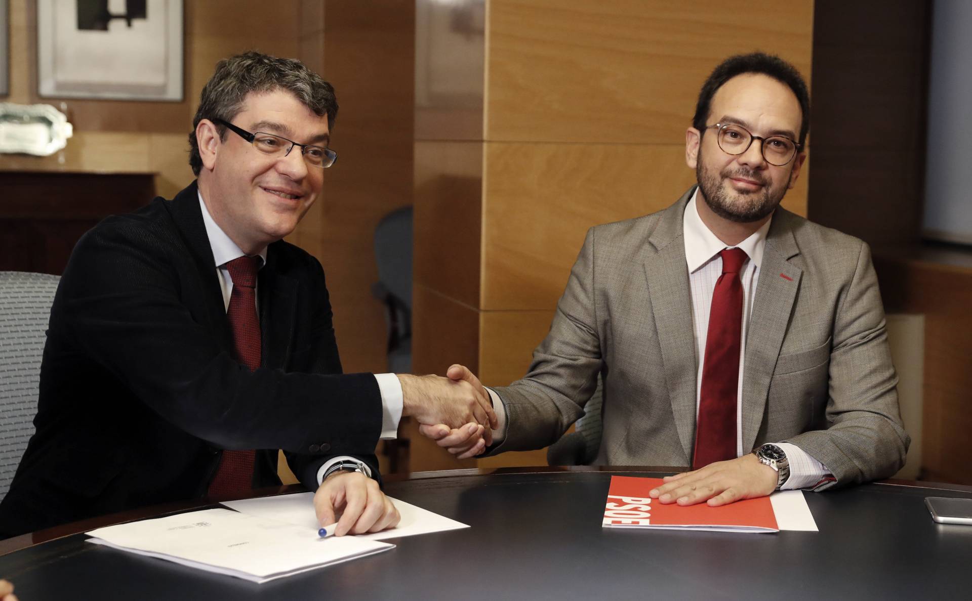 El ministro de Energía, Álvaro Nadal, saluda al portavoz del PSOE en el Congreso, Antonio Hernando.