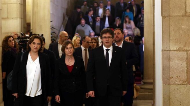 Ada Colau, Carme Forcadell y Carles Puigdemont, antes de la reunión.