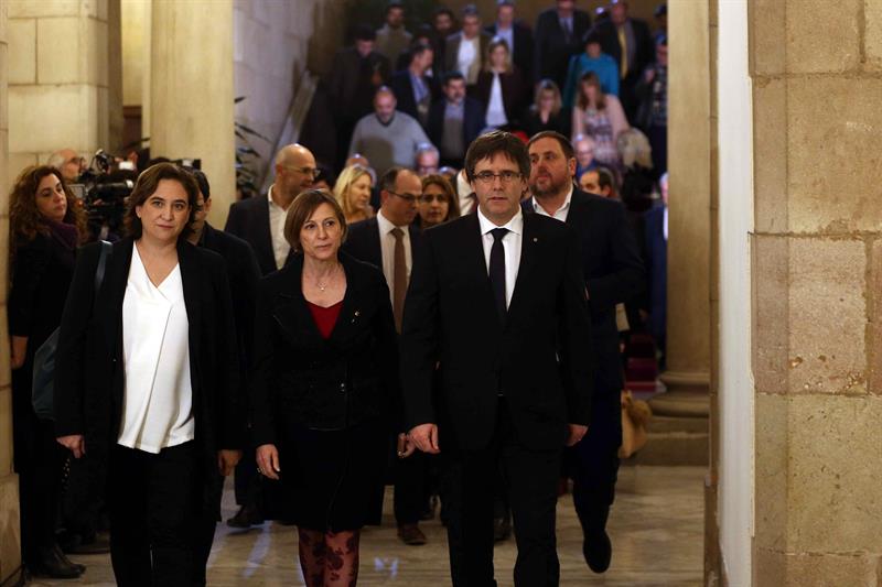 Ada Colau, Carme Forcadell y Carles Puigdemont, antes de la reunión.