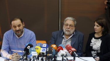 Los últimos partidarios de Pedro Sánchez le exigen una decisión en diez días