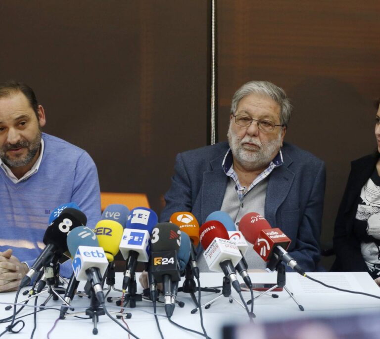 Los últimos partidarios de Pedro Sánchez le exigen una decisión en diez días
