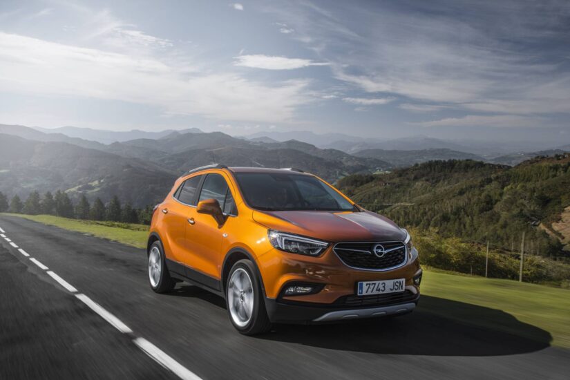 Esculturales formas dibujan el atractivo diseño del nuevo Opel Mokka X. En el frontal destacan las luces diurnas con tecnología Led.