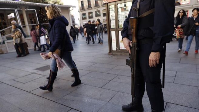 Un agente de la Policía Nacional armado, en una plaza de Madrid el pasado mes de diciembre.