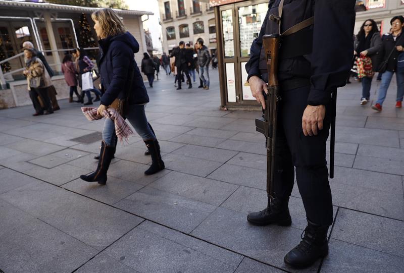 Un agente de la Policía Nacional armado, en una plaza de Madrid el pasado mes de diciembre.